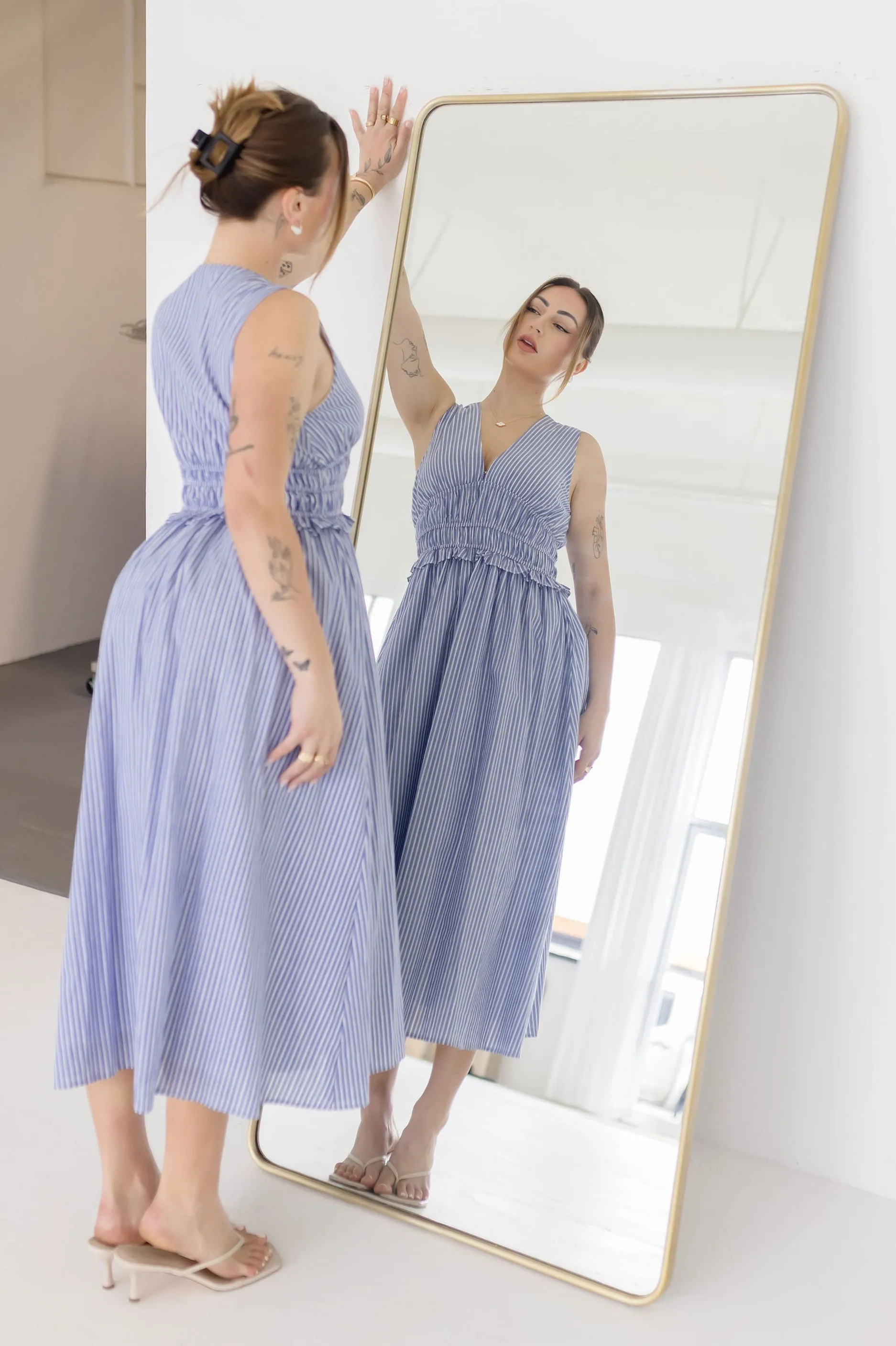 Leigh Sleeveless Stripe Print Shirred Waist Midi Dress Blue