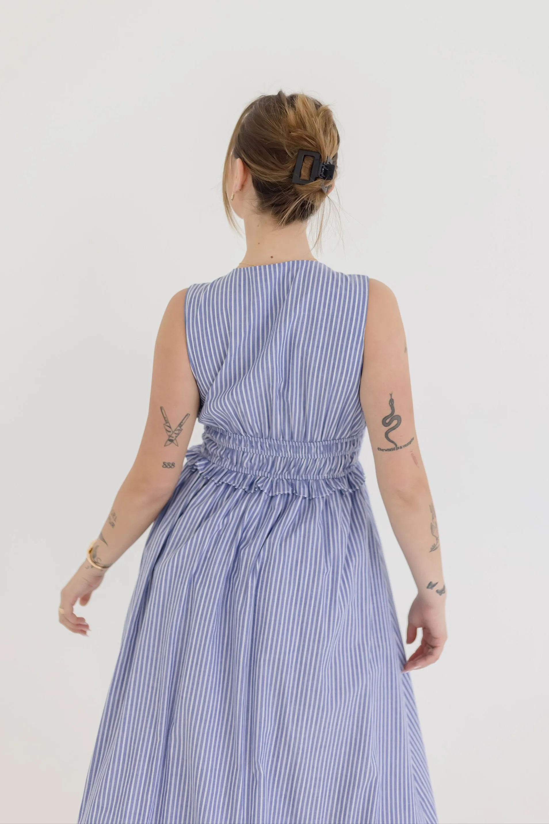 Leigh Sleeveless Stripe Print Shirred Waist Midi Dress Blue